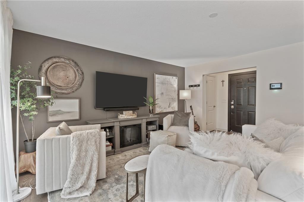 Listing Photo MLS #HMS2623881
